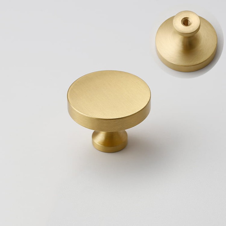 Möbelknopf Belen – Griff in gebürstetem Gold für Schränke und Schubladen im modernen, klassischen und Glamour-Stil. Erhältlich in 28 und 32 mm Durchmesser – egriffe.at