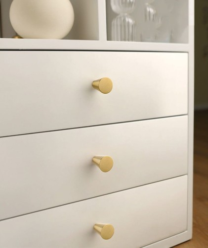 Möbelknopf Nitre – Griff in gebürstetem Gold für Schränke und Schubladen im minimalistischen, modernen und skandinavischen Stil. Erhältlich in 15, 20 und 25 mm – egriffe.at