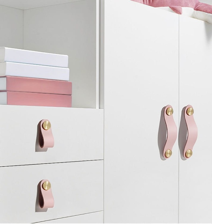 Möbelgriff Alerce – Leder-Schlaufengriff in Schwarz, Weiß, Orange, Rosa, Grau, Braun und Pastellgrün. 1-Loch-Montage oder 96 mm Lochabstand, Boho- und Skandi-Stil, ideal für Kindermöbel – egriffe.at