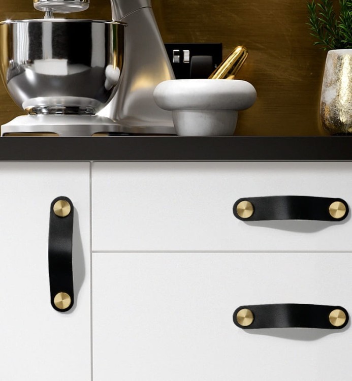Möbelgriff Alerce – Leder-Schlaufengriff in Schwarz, Weiß, Orange, Rosa, Grau, Braun und Pastellgrün. 1-Loch-Montage oder 96 mm Lochabstand, Boho- und Skandi-Stil, ideal für Kindermöbel – egriffe.at