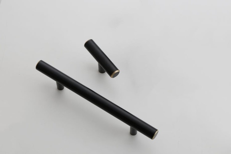 Möbelgriff Poza – T-Bar-Griff in Schwarz oder Gold, im industriellen und modernen Stil. Ideal für Küchenmöbel, Schubladen und Kommoden, erhältlich als T-Bar sowie in 96, 128 und 160 mm – egriffe.at