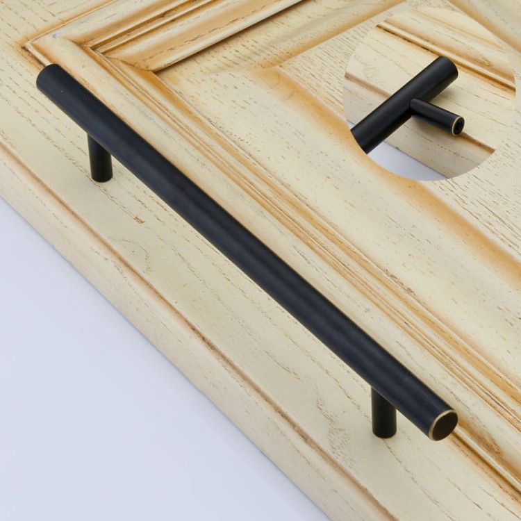 Möbelgriff Poza – T-Bar-Griff in Schwarz oder Gold, im industriellen und modernen Stil. Ideal für Küchenmöbel, Schubladen und Kommoden, erhältlich als T-Bar sowie in 96, 128 und 160 mm – egriffe.at