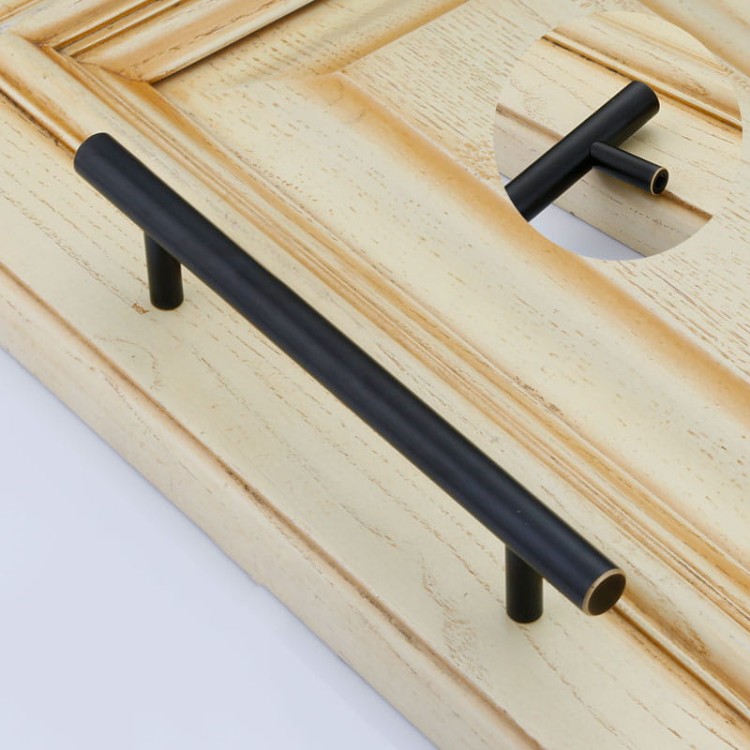 Möbelgriff Poza – T-Bar-Griff in Schwarz oder Gold, im industriellen und modernen Stil. Ideal für Küchenmöbel, Schubladen und Kommoden, erhältlich als T-Bar sowie in 96, 128 und 160 mm – egriffe.at