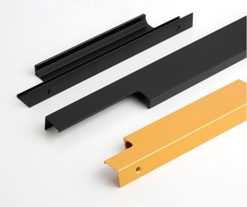 Möbelgriff Bonito – aufliegender Aluminiumgriff mit Frontmontage in Schwarz oder Champagnergold. Größen 160, 192, 256, 480 und 960 mm. Ideal für Küche, Schränke, Schubladen und Garderobe – egriffe.at