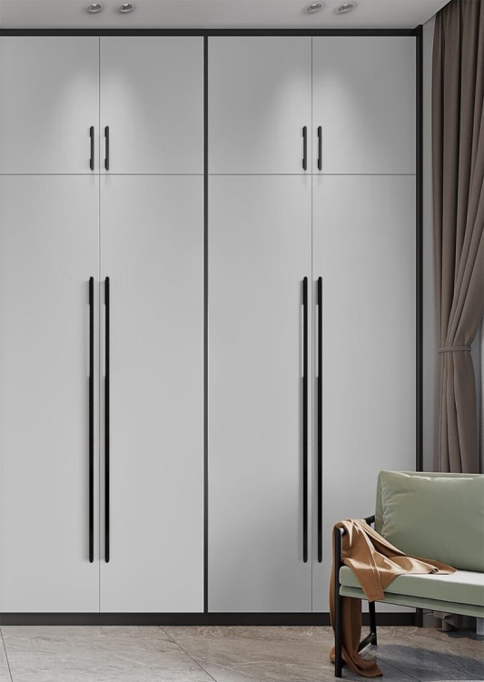 Möbelgriff Novo – klassischer Aufsatzgriff in Schwarz oder gebürstetem Gold, Größen 96–768 mm. Im modernen Glamour-Stil, für Küchenschränke, Kommoden und Schreibtische – egriffe.at