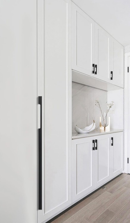 Möbelgriff Vista – moderner minimalistischer Griff in Schwarz, Champagnergold und Aschgrau. Größen 96–960 mm, für Küchen- und Badmöbel, Schränke, Schubladen und Kommoden – egriffe.at