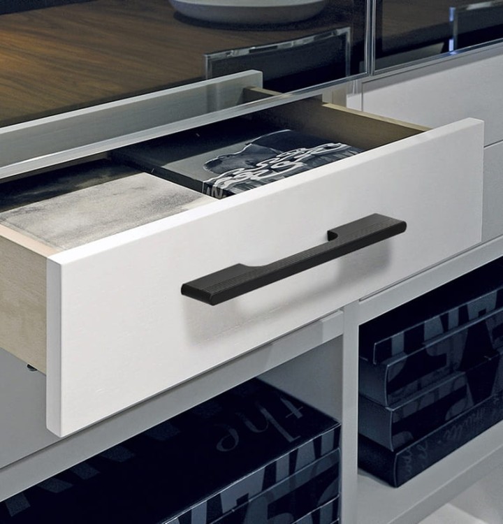 Möbelgriff Vista – moderner minimalistischer Griff in Schwarz, Champagnergold und Aschgrau. Größen 96–960 mm, für Küchen- und Badmöbel, Schränke, Schubladen und Kommoden – egriffe.at