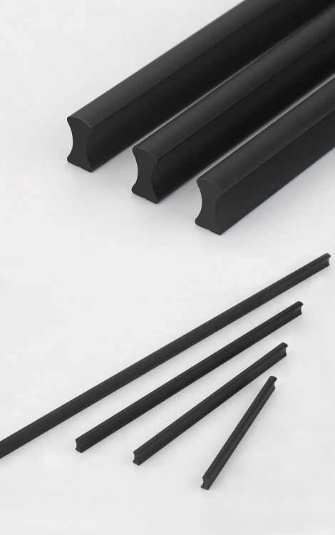 Möbelgriff Fava – mattschwarzer, pulverbeschichteter Aluminiumgriff im modernen Loft-Stil. Längen 96–960 mm, ideal für Küchenfronten, Badmöbel, Schränke und Schubladen – egriffe.at