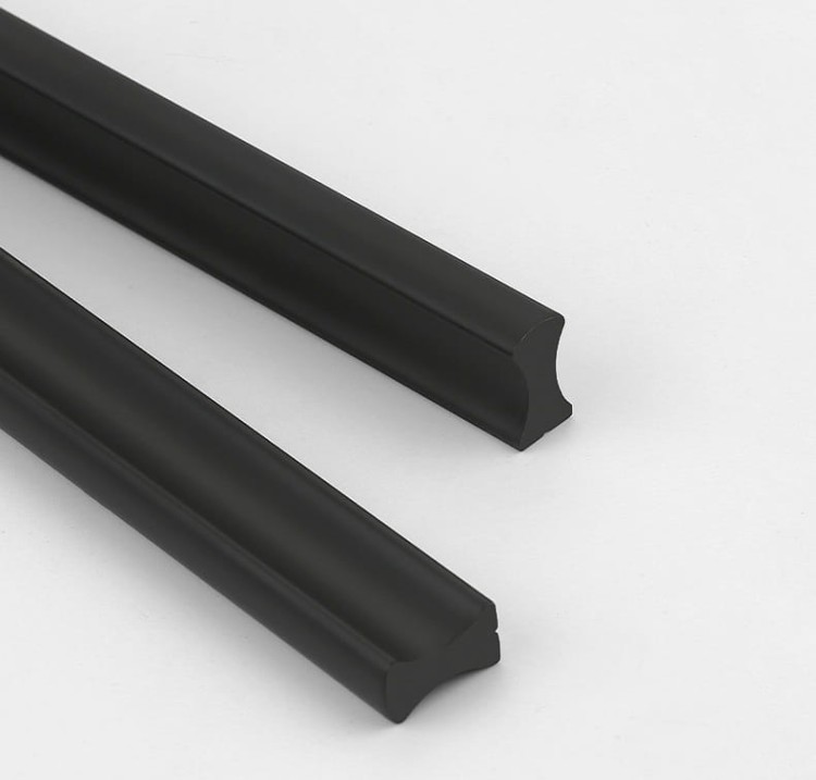 Möbelgriff Fava – mattschwarzer, pulverbeschichteter Aluminiumgriff im modernen Loft-Stil. Längen 96–960 mm, ideal für Küchenfronten, Badmöbel, Schränke und Schubladen – egriffe.at