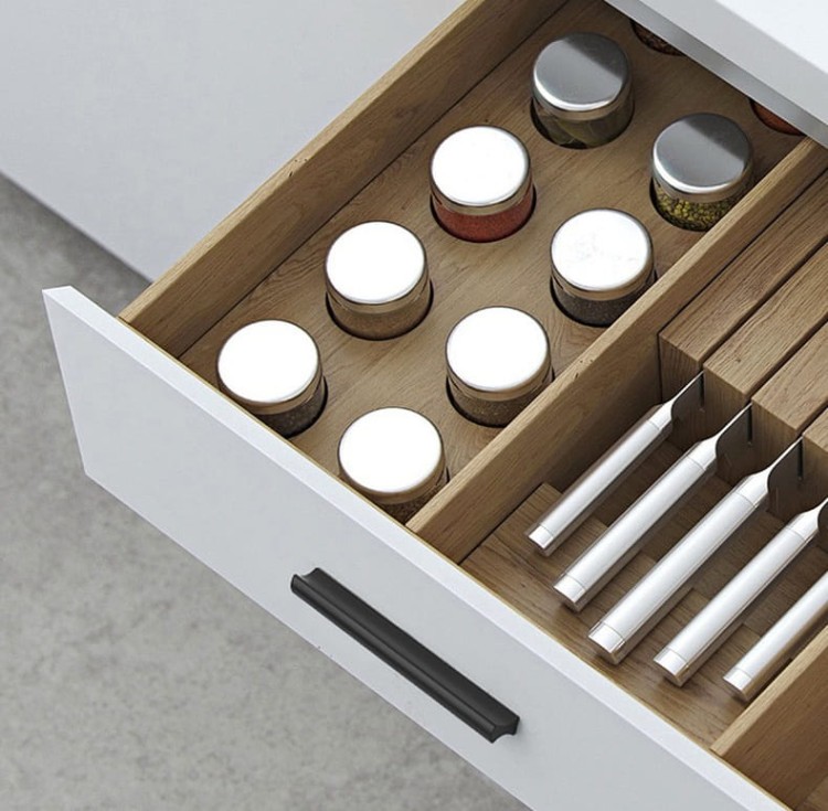 Möbelgriff Fava – mattschwarzer, pulverbeschichteter Aluminiumgriff im modernen Loft-Stil. Längen 96–960 mm, ideal für Küchenfronten, Badmöbel, Schränke und Schubladen – egriffe.at