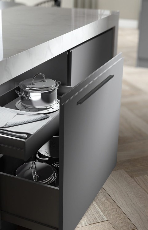 Möbelgriff Fava – mattschwarzer, pulverbeschichteter Aluminiumgriff im modernen Loft-Stil. Längen 96–960 mm, ideal für Küchenfronten, Badmöbel, Schränke und Schubladen – egriffe.at