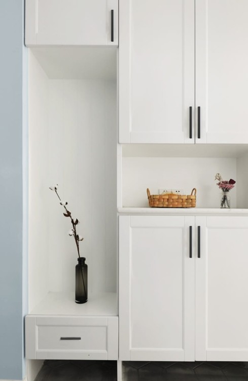 Möbelgriff Fava – mattschwarzer, pulverbeschichteter Aluminiumgriff im modernen Loft-Stil. Längen 96–960 mm, ideal für Küchenfronten, Badmöbel, Schränke und Schubladen – egriffe.at