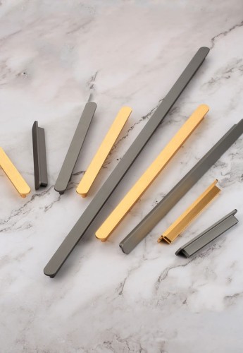 Möbelgriff Terra – moderner minimalistischer Griff in Gold oder gebürstetem Grau. Größen 96, 128, 192, 320, 768 und 960 mm. Für Küchen- und Badschränke sowie Schubladen – egriffe.at
