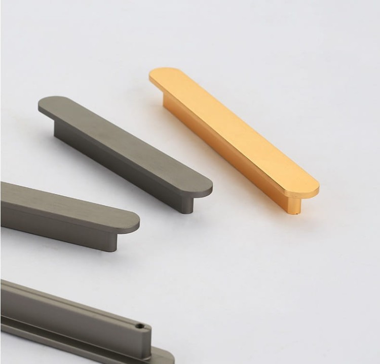 Möbelgriff Terra – moderner minimalistischer Griff in Gold oder gebürstetem Grau. Größen 96, 128, 192, 320, 768 und 960 mm. Für Küchen- und Badschränke sowie Schubladen – egriffe.at