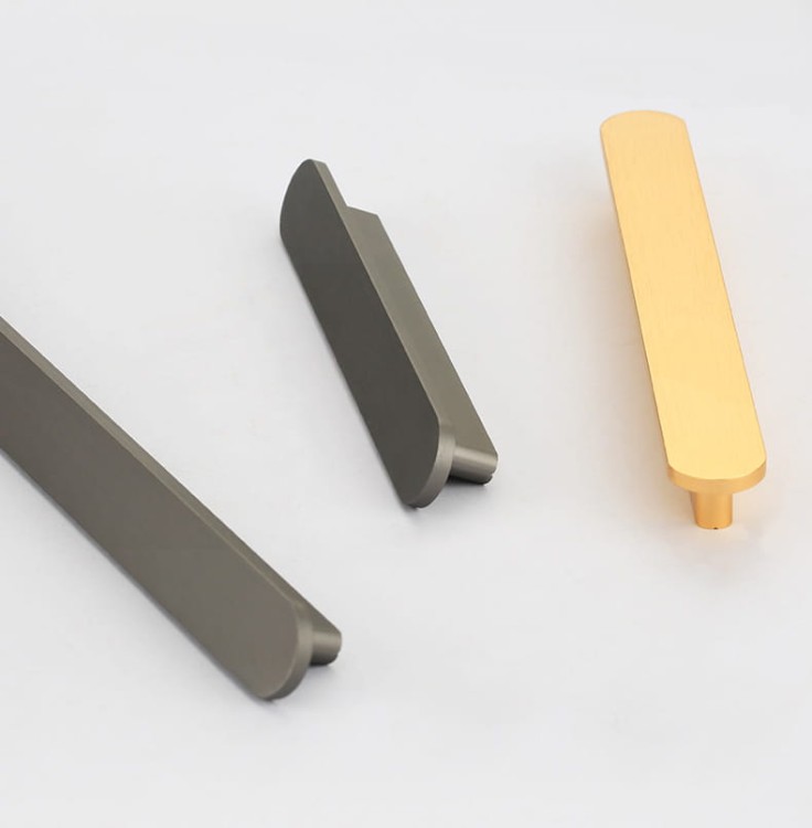 Möbelgriff Terra – moderner minimalistischer Griff in Gold oder gebürstetem Grau. Größen 96, 128, 192, 320, 768 und 960 mm. Für Küchen- und Badschränke sowie Schubladen – egriffe.at