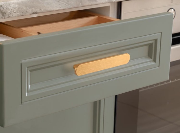 Möbelgriff Terra – moderner minimalistischer Griff in Gold oder gebürstetem Grau. Größen 96, 128, 192, 320, 768 und 960 mm. Für Küchen- und Badschränke sowie Schubladen – egriffe.at