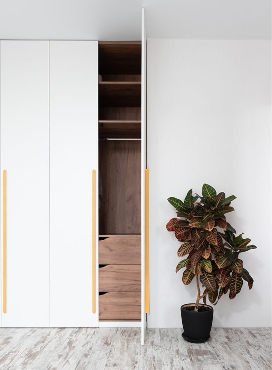 Möbelgriff Terra – moderner minimalistischer Griff in Gold oder gebürstetem Grau. Größen 96, 128, 192, 320, 768 und 960 mm. Für Küchen- und Badschränke sowie Schubladen – egriffe.at