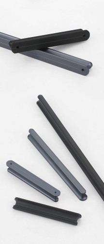 Möbelgriff Tonta – moderner Griff in Schwarz oder Grau, erhältlich in 96, 128, 160, 320, 576 und 960 mm. Für Küchen, Schränke, Schubladen, Kommoden, Bad- und Büromöbel – egriffe.at