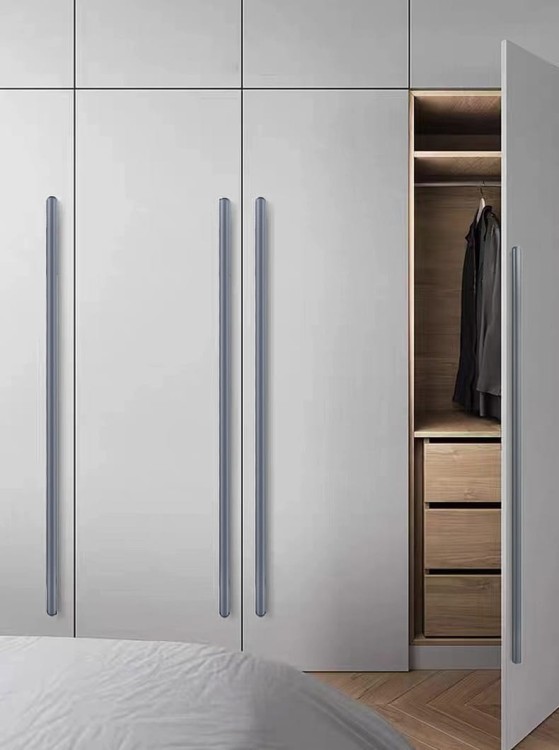 Möbelgriff Tonta – moderner Griff in Schwarz oder Grau, erhältlich in 96, 128, 160, 320, 576 und 960 mm. Für Küchen, Schränke, Schubladen, Kommoden, Bad- und Büromöbel – egriffe.at