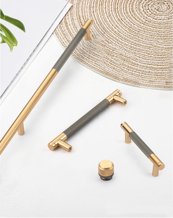 Möbelgriff Laure – goldener Leistengriff mit passendem Knopf und gerändelter Industrial-Oberfläche. Als Knopf sowie in 96, 128 und 256 mm erhältlich, ideal für Küchen-, Bad- und Büromöbel, Schränke und Schubladen – egriffe.at