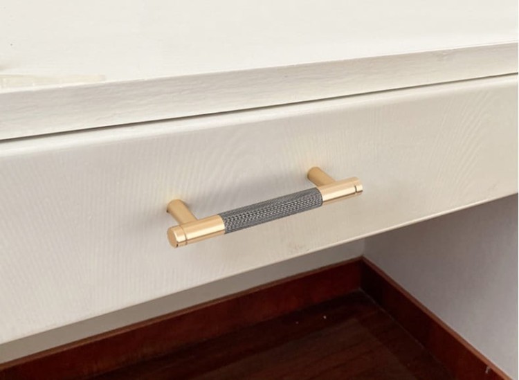 Möbelgriff Laure – goldener Leistengriff mit passendem Knopf und gerändelter Industrial-Oberfläche. Als Knopf sowie in 96, 128 und 256 mm erhältlich, ideal für Küchen-, Bad- und Büromöbel, Schränke und Schubladen – egriffe.at
