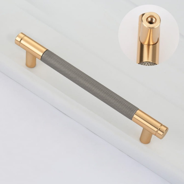 Möbelgriff Laure – goldener Leistengriff mit passendem Knopf und gerändelter Industrial-Oberfläche. Als Knopf sowie in 96, 128 und 256 mm erhältlich, ideal für Küchen-, Bad- und Büromöbel, Schränke und Schubladen – egriffe.at