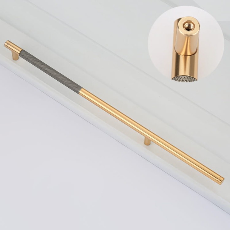 Möbelgriff Laure – goldener Leistengriff mit passendem Knopf und gerändelter Industrial-Oberfläche. Als Knopf sowie in 96, 128 und 256 mm erhältlich, ideal für Küchen-, Bad- und Büromöbel, Schränke und Schubladen – egriffe.at