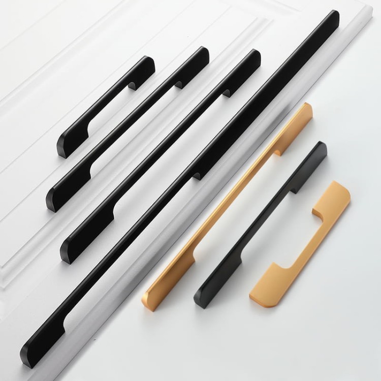 Möbelgriff Largo – moderner, loftiger und minimalistischer Griff in Schwarz oder Champagnergold. Größen 128, 192, 256, 320 und 800 mm. Ideal für Küchen- und Badmöbel, Kommoden, Schränke und Garderoben – egriffe.at