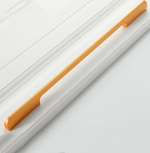 Möbelgriff Largo – moderner, loftiger und minimalistischer Griff in Schwarz oder Champagnergold. Größen 128, 192, 256, 320 und 800 mm. Ideal für Küchen- und Badmöbel, Kommoden, Schränke und Garderoben – egriffe.at