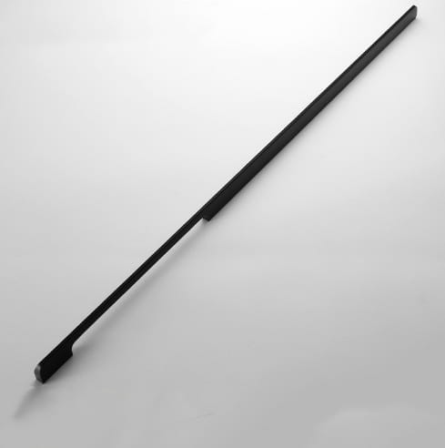 Möbelgriff Largo – moderner, loftiger und minimalistischer Griff in Schwarz oder Champagnergold. Größen 128, 192, 256, 320 und 800 mm. Ideal für Küchen- und Badmöbel, Kommoden, Schränke und Garderoben – egriffe.at