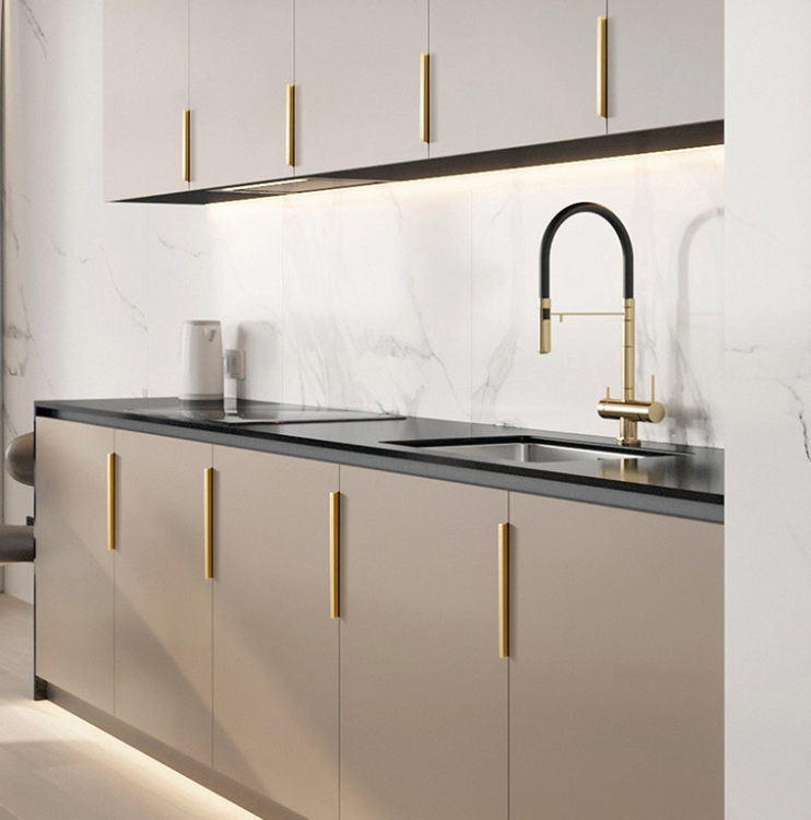 Möbelgriff Lonia – Kantengriff im Industrial-, Loft-, Modern- und Skandi-Stil in Schwarz, Grau, gebürstetem Gold und Champagnergold. Größen 96, 128, 160, 192, 224 und 800 mm – egriffe.at