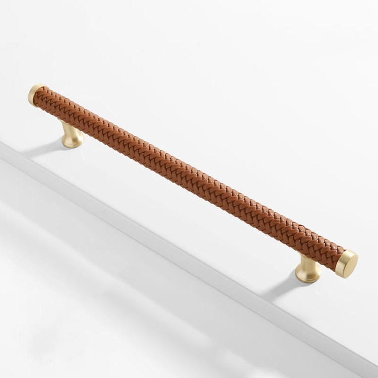 Möbelgriff Amaga – auffälliger geflochtener Griff in Schwarz, Braun und Hellbraun. Erhältlich als T-Bar-Knopf sowie in 76, 96, 128, 192 und 320 mm. Ideal für Küchenmöbel, Kommoden und Schränke – egriffe.at