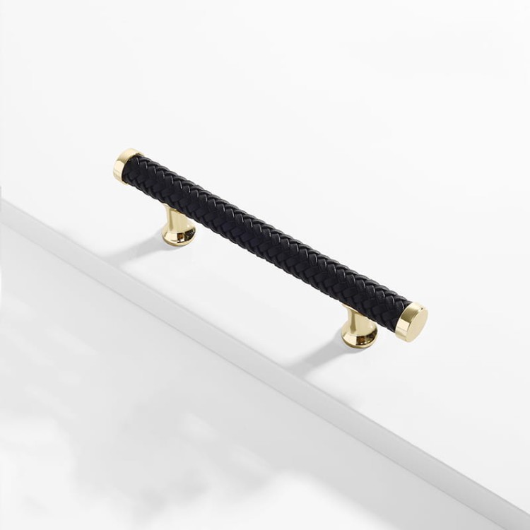 Möbelgriff Amaga – auffälliger geflochtener Griff in Schwarz, Braun und Hellbraun. Erhältlich als T-Bar-Knopf sowie in 76, 96, 128, 192 und 320 mm. Ideal für Küchenmöbel, Kommoden und Schränke – egriffe.at
