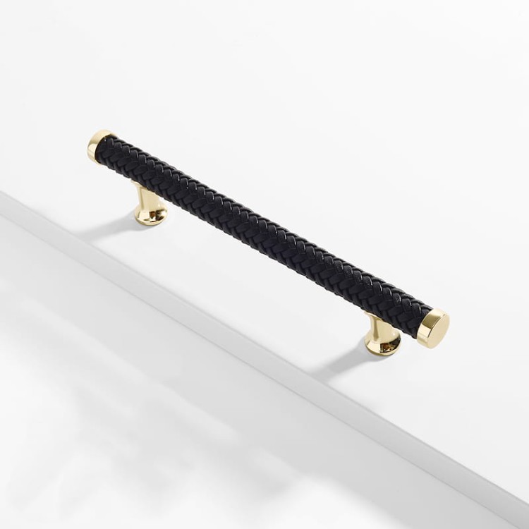 Möbelgriff Amaga – auffälliger geflochtener Griff in Schwarz, Braun und Hellbraun. Erhältlich als T-Bar-Knopf sowie in 76, 96, 128, 192 und 320 mm. Ideal für Küchenmöbel, Kommoden und Schränke – egriffe.at