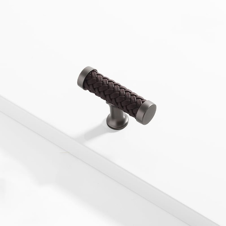 Möbelgriff Amaga – auffälliger geflochtener Griff in Schwarz, Braun und Hellbraun. Erhältlich als T-Bar-Knopf sowie in 76, 96, 128, 192 und 320 mm. Ideal für Küchenmöbel, Kommoden und Schränke – egriffe.at