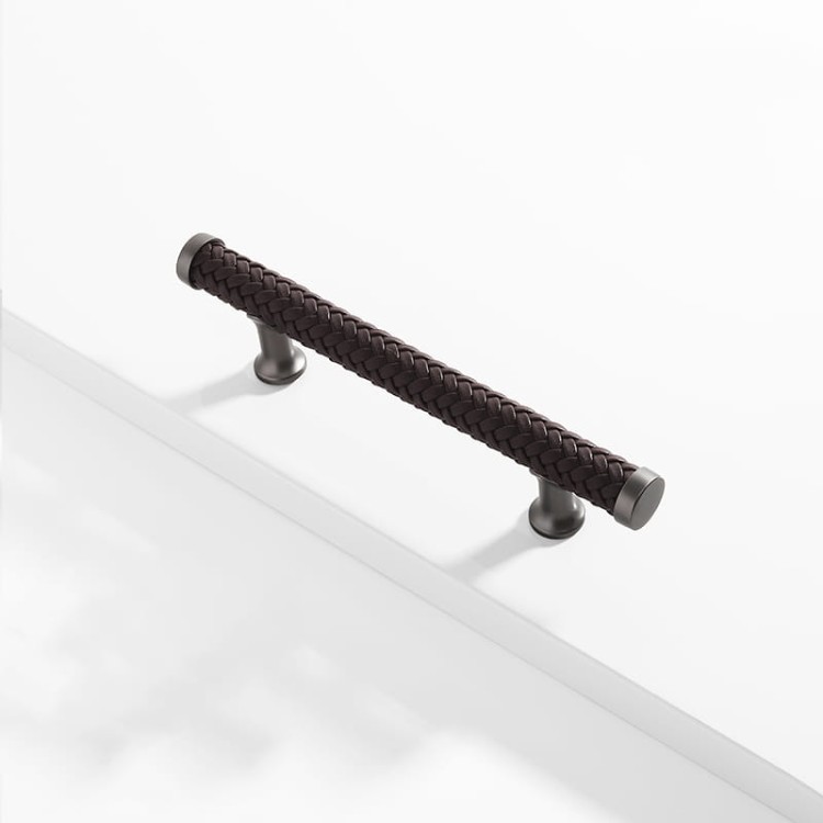 Möbelgriff Amaga – auffälliger geflochtener Griff in Schwarz, Braun und Hellbraun. Erhältlich als T-Bar-Knopf sowie in 76, 96, 128, 192 und 320 mm. Ideal für Küchenmöbel, Kommoden und Schränke – egriffe.at