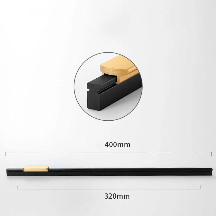 Długi czarno-złoty uchwyt meblowy Arada do szerokich frontów meblowych w rozmiarze 320 mm
