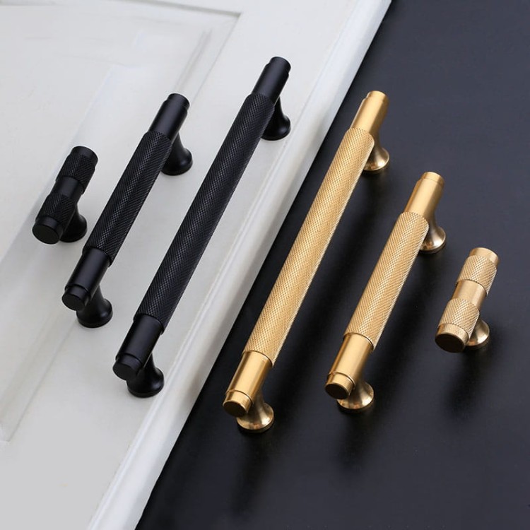 Uchwyt meblowy Montana czarny / złoty – radełkowany T-Bar industrialny 128 mm / 160 mm – sklep euchwyty.pl