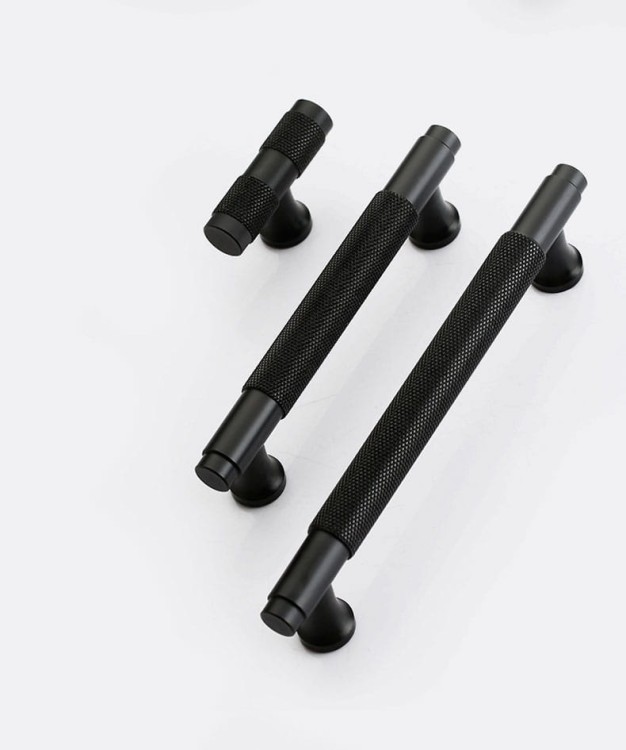 Uchwyt meblowy Montana czarny / złoty – radełkowany T-Bar industrialny 128 mm / 160 mm – sklep euchwyty.pl