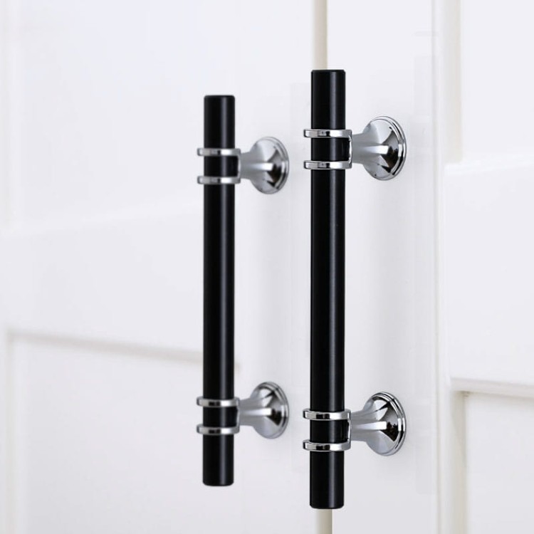 Uchwyt meblowy Pina – elegancki T-Bar z dekoracyjnymi wspornikami w zestawieniu czerni ze złotem lub chromem, dostępny jako gałka i w rozmiarach 96 / 128 / 160 mm, idealny do szaf, komód i drzwi przesuwnych – sklep euchwyty.pl