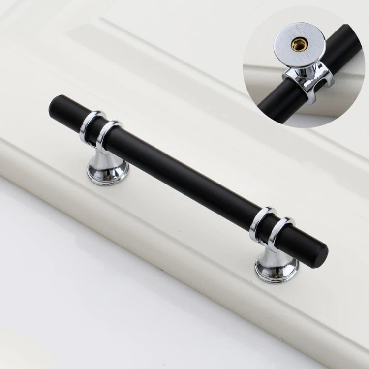 Czarny uchwyt meblowy Pina z chromowanymi wspornikami o rozstawie otworów 96 mm