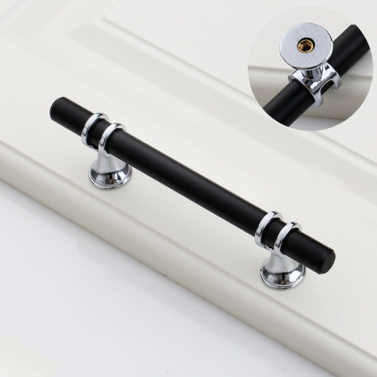 Uchwyt meblowy Pina – elegancki T-Bar z dekoracyjnymi wspornikami w zestawieniu czerni ze złotem lub chromem, dostępny jako gałka i w rozmiarach 96 / 128 / 160 mm, idealny do szaf, komód i drzwi przesuwnych – sklep euchwyty.pl