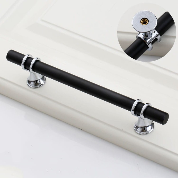 Uchwyt meblowy Pina – elegancki T-Bar z dekoracyjnymi wspornikami w zestawieniu czerni ze złotem lub chromem, dostępny jako gałka i w rozmiarach 96 / 128 / 160 mm, idealny do szaf, komód i drzwi przesuwnych – sklep euchwyty.pl