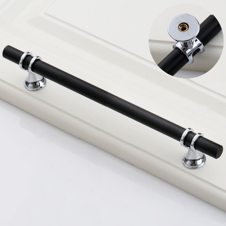 Uchwyt meblowy Pina – elegancki T-Bar z dekoracyjnymi wspornikami w zestawieniu czerni ze złotem lub chromem, dostępny jako gałka i w rozmiarach 96 / 128 / 160 mm, idealny do szaf, komód i drzwi przesuwnych – sklep euchwyty.pl