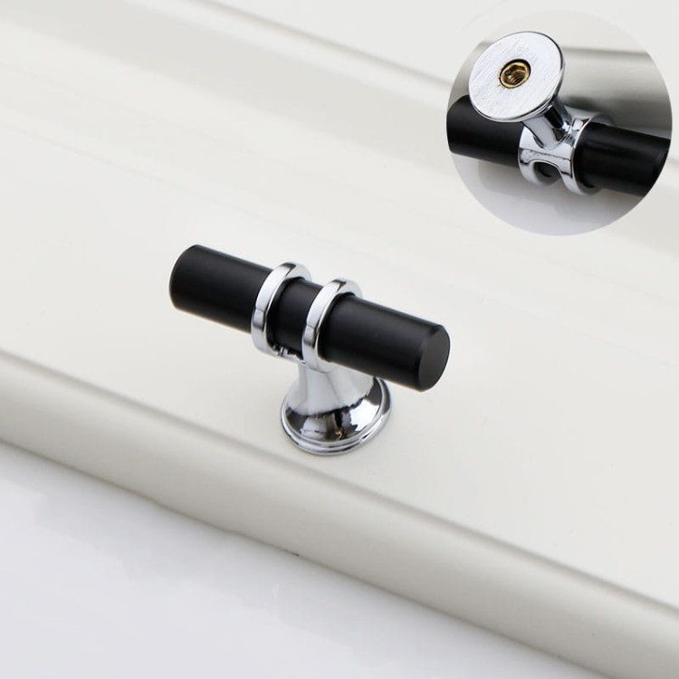 Uchwyt meblowy Pina – elegancki T-Bar z dekoracyjnymi wspornikami w zestawieniu czerni ze złotem lub chromem, dostępny jako gałka i w rozmiarach 96 / 128 / 160 mm, idealny do szaf, komód i drzwi przesuwnych – sklep euchwyty.pl