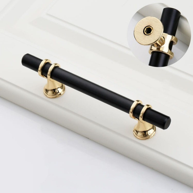 Uchwyt meblowy Pina – elegancki T-Bar z dekoracyjnymi wspornikami w zestawieniu czerni ze złotem lub chromem, dostępny jako gałka i w rozmiarach 96 / 128 / 160 mm, idealny do szaf, komód i drzwi przesuwnych – sklep euchwyty.pl