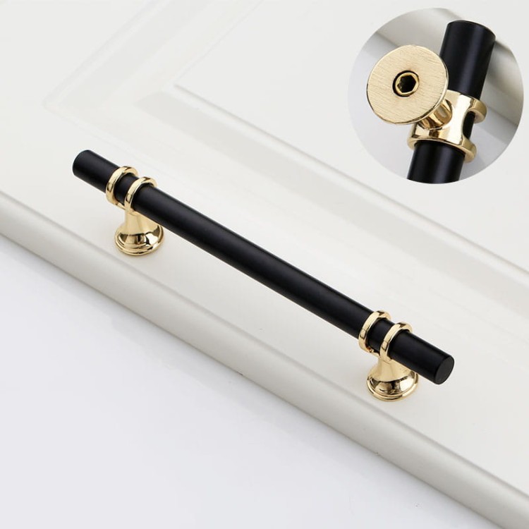 Uchwyt meblowy Pina – elegancki T-Bar z dekoracyjnymi wspornikami w zestawieniu czerni ze złotem lub chromem, dostępny jako gałka i w rozmiarach 96 / 128 / 160 mm, idealny do szaf, komód i drzwi przesuwnych – sklep euchwyty.pl