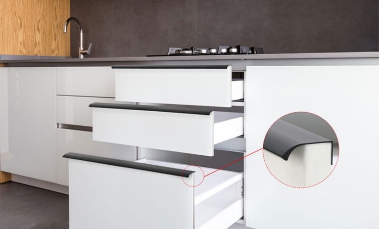 Uchwyt meblowy Isabel – krawędziowy aluminiowy uchwyt na górną krawędź frontu w kolorach czarny i szampański złoty, rozmiary 64–960 mm, sklep euchwyty.pl