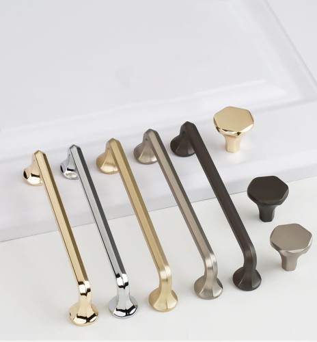 Podłużny uchwyt meblowy i sześciokątna gałka Grillo w kolorze złotym czarnym i niklowanym
