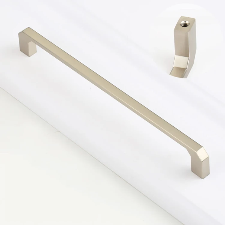 Länglicher Möbelgriff Clara aus gebürstetem Nickel für Schränke und Schubladen mit einem Lochabstand von 160 mm.